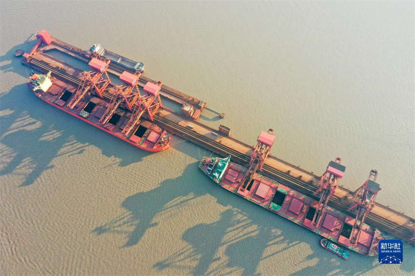 Movimentação de carga do porto chinês de Zhoushan em Ningbo é a maior do mundo há 14 anos