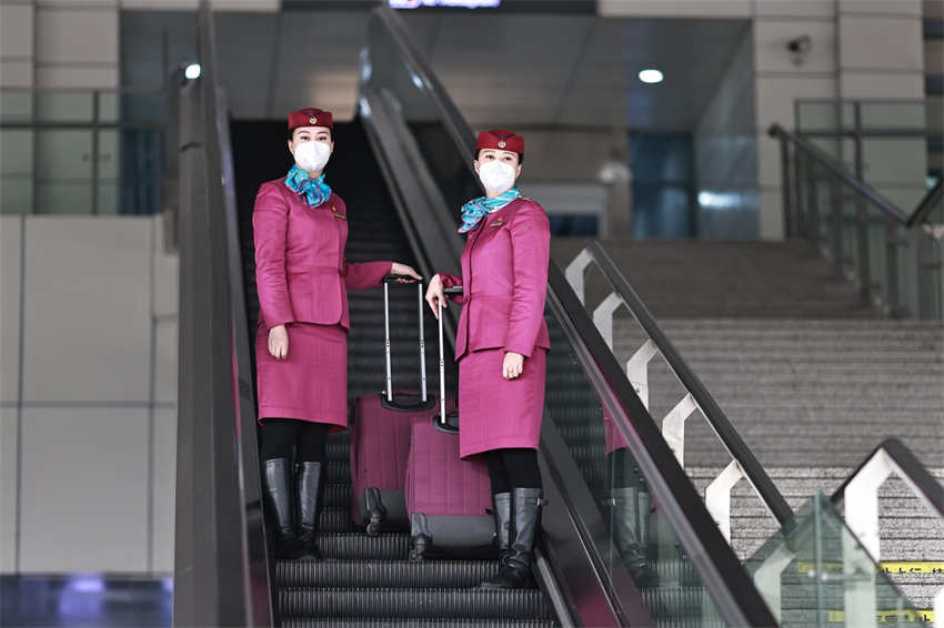 Comissárias de bordo de trem gêmeas passam férias ao serviço