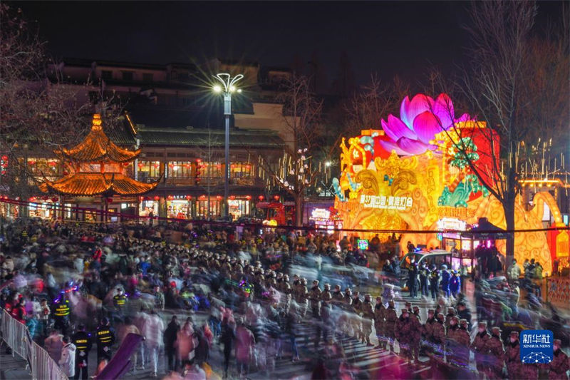 Nanjing decorada a rigor para receber Festival das Lanternas