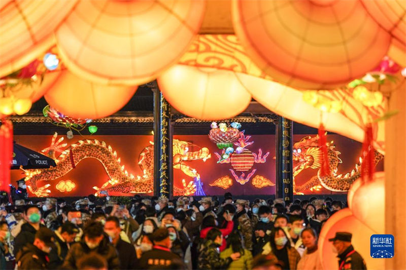 Nanjing decorada a rigor para receber Festival das Lanternas