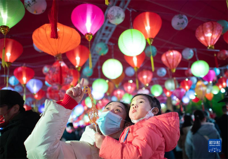 Nanjing decorada a rigor para receber Festival das Lanternas