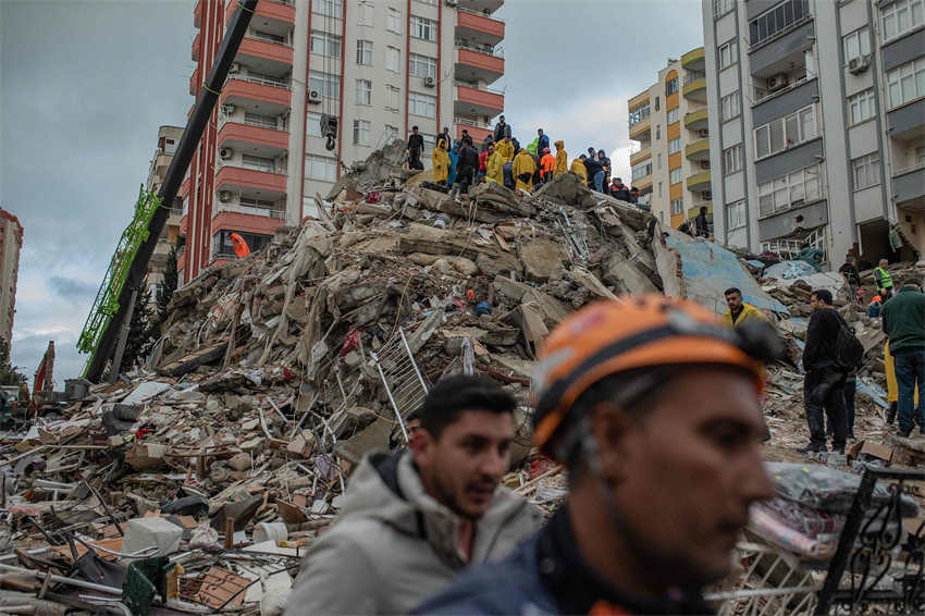 Terremotos de magnitude 7,8 causam mais de mil mortes na Turquia