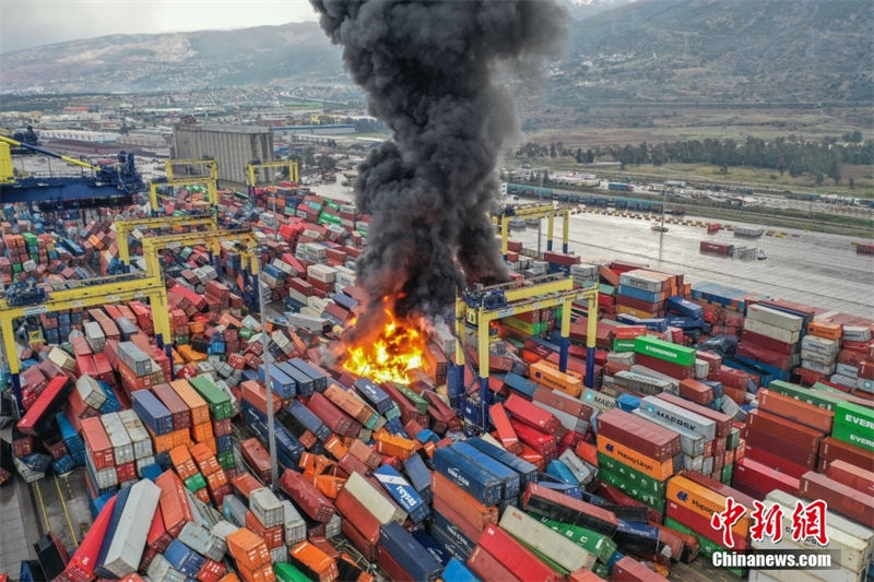 Turquia: terremoto causa incêndio em contêineres no porto de Hatay