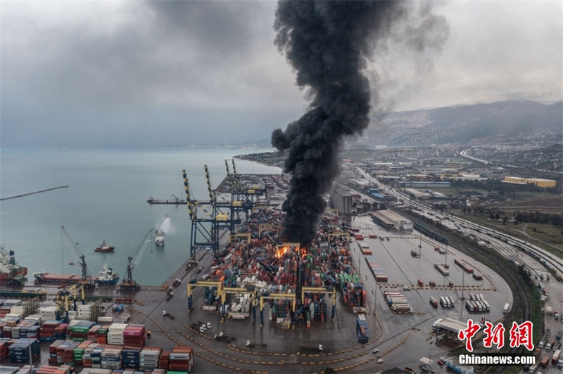 Turquia: terremoto causa incêndio em contêineres no porto de Hatay