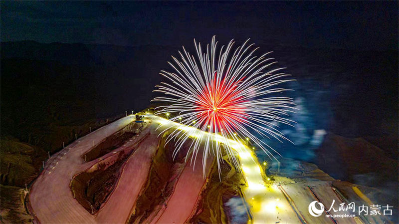 Mongólia Interior: Festival das Lanternas festejado com fogos de artifício na neve