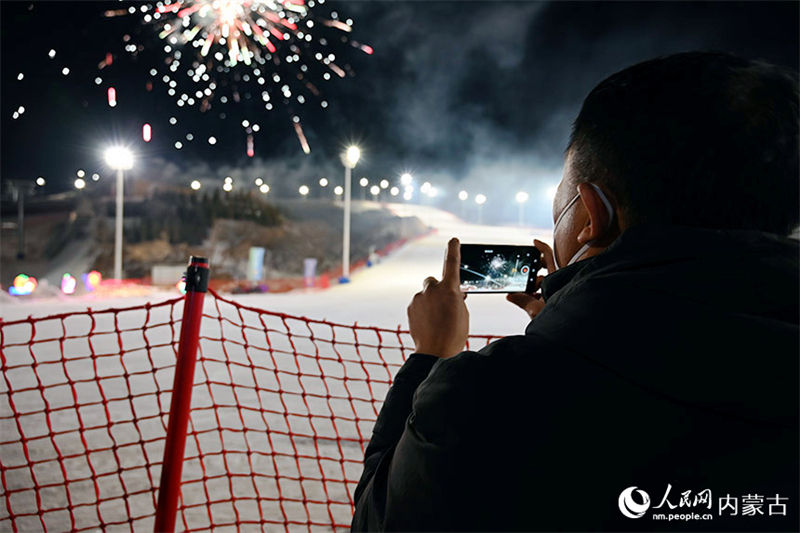 Mongólia Interior: Festival das Lanternas festejado com fogos de artifício na neve