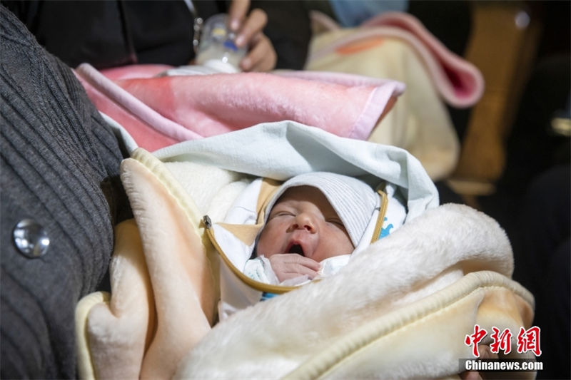 Turquia: jato executivo do presidente turco transfere bebês resgatados 