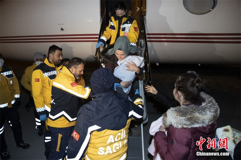 Turquia: jato executivo do presidente turco transfere bebês resgatados 