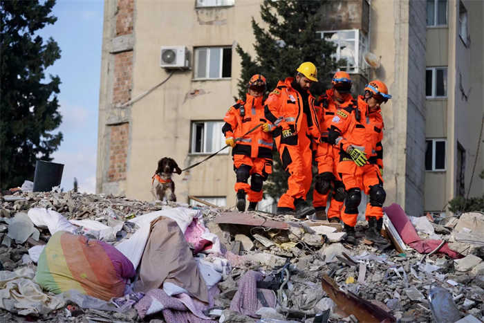 Diário de resgate: aplausos da equipe de resgate turca dão ânimo e esperança