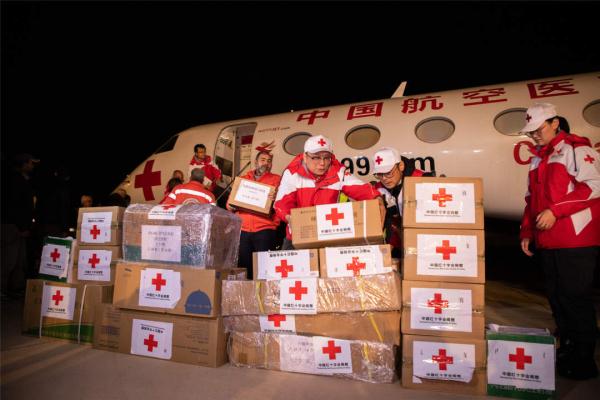 Avião com ajuda chinesa chega à Síria com suprimentos médicos