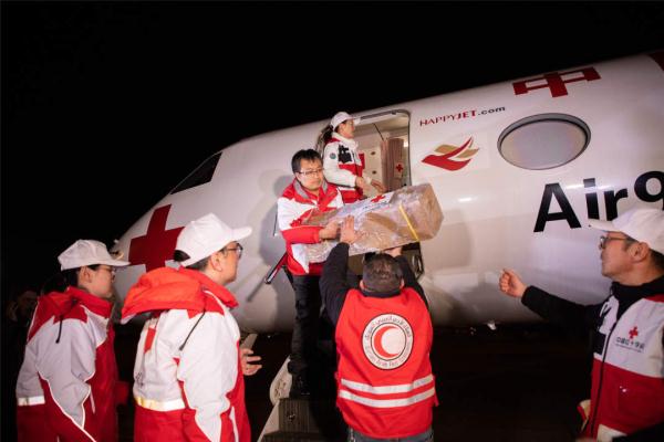 Avião com ajuda chinesa chega à Síria com suprimentos médicos