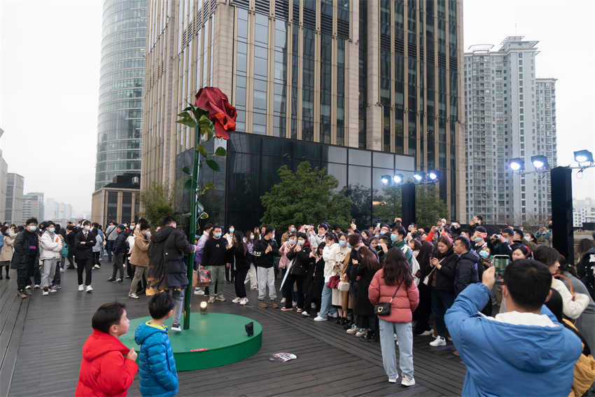 Escultura gigante de rosa instalada em Shanghai atrai cidadãos