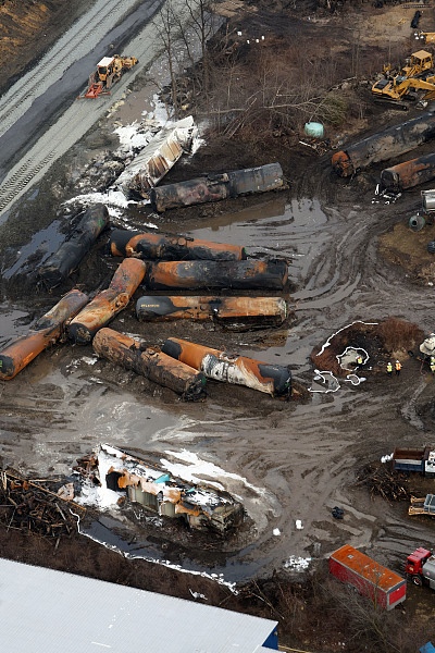 EUA: desastre ferroviário liberta gases tóxicos, forçando realocação de milhares em Ohio