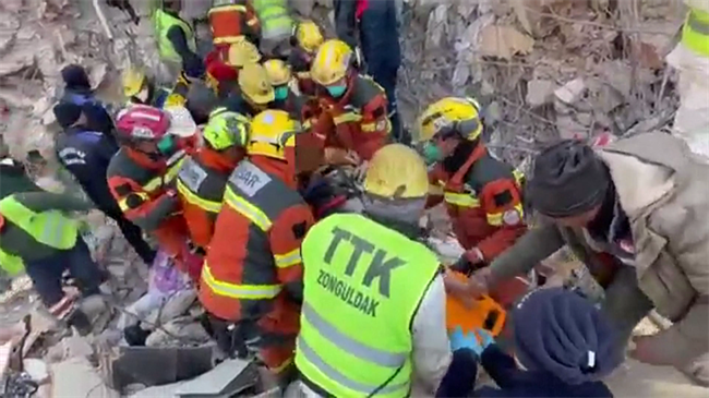 Forças de resgate chinesas salvam mais de 20 sobreviventes na Turquia