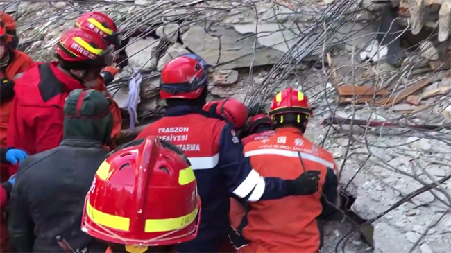 Forças de resgate chinesas salvam mais de 20 sobreviventes na Turquia