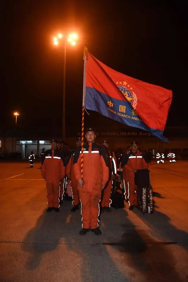 Equipe de resgate chinesa conclui com sucesso missão de resgate na Turquia e retorna ao país