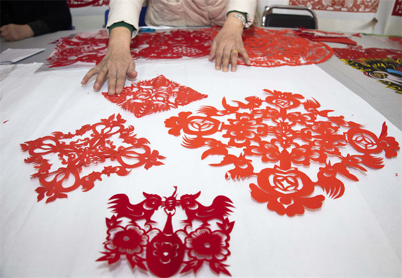 Pessoas celebram Festival da Cabeça do Dragão com corte de papel no norte da China