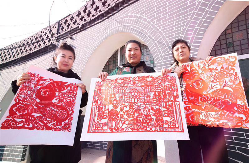 Pessoas celebram Festival da Cabeça do Dragão com corte de papel no norte da China