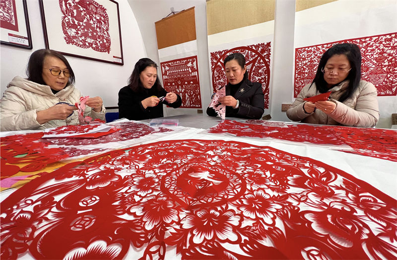 Pessoas celebram Festival da Cabeça do Dragão com corte de papel no norte da China