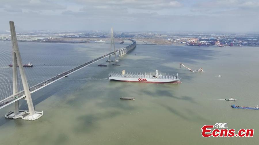 Maior navio porta-contêiner verde do mundo parte para viagem de teste