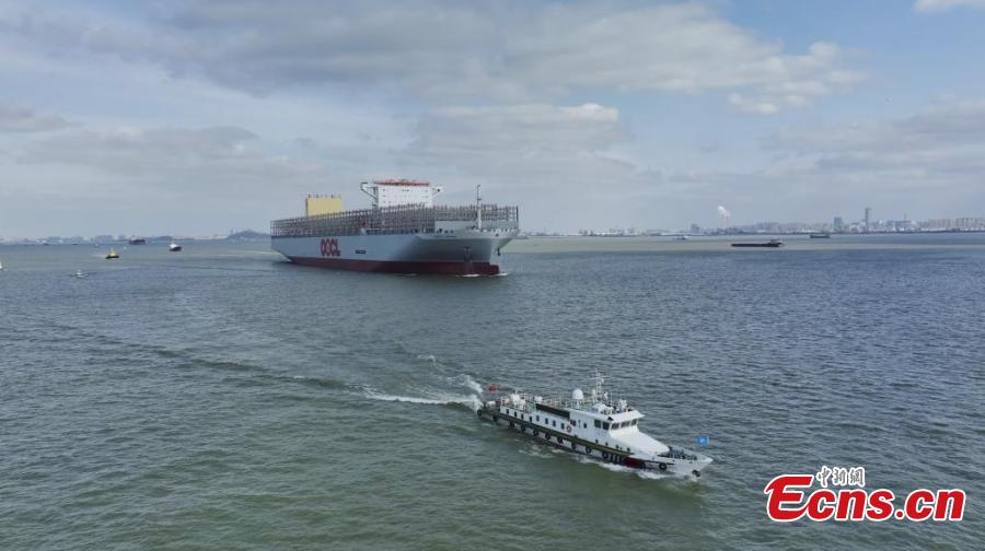 Maior navio porta-contêiner verde do mundo parte para viagem de teste