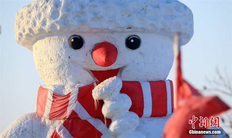 Grande boneco de neve derrete por causa do aumento da temperatura 