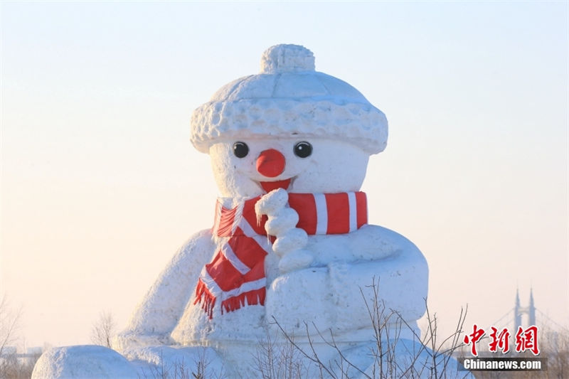 Grande boneco de neve derrete por causa do aumento da temperatura 