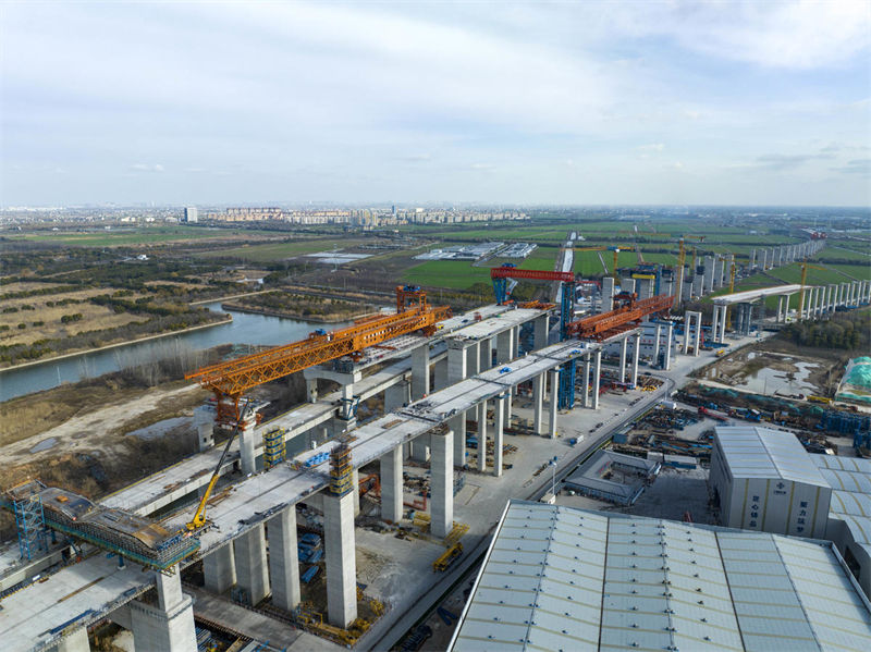 Construção da ponte Changtai sobre o rio Yangtze é acelerada no leste da China