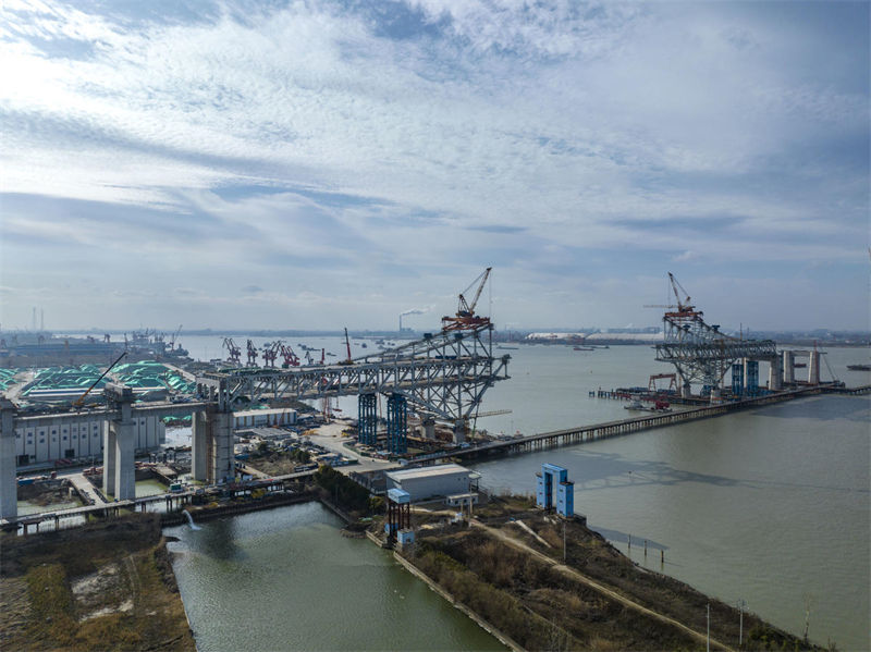 Construção da ponte Changtai sobre o rio Yangtze é acelerada no leste da China