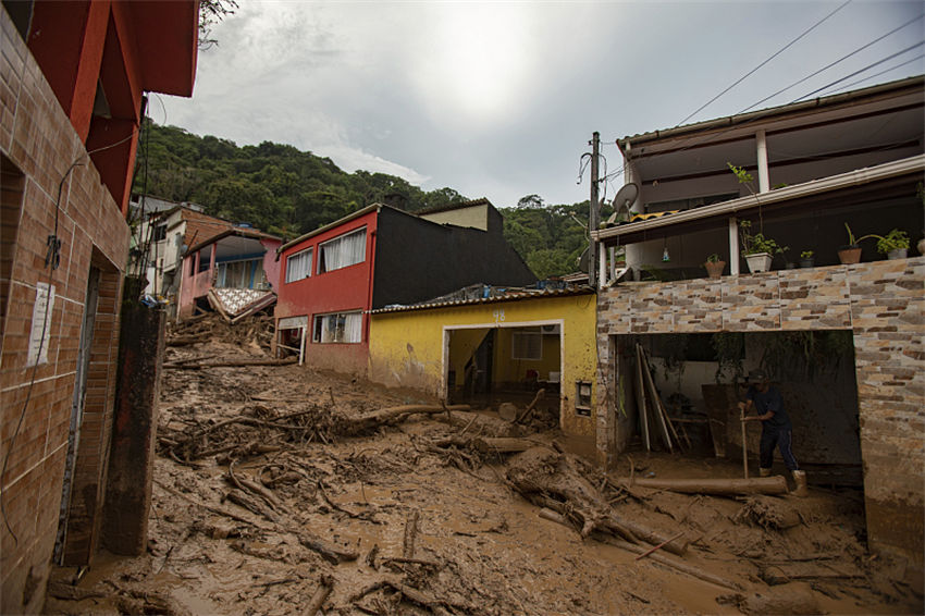 Sobe para 65 o número de mortes causadas por fortes chuvas no sudeste do Brasil