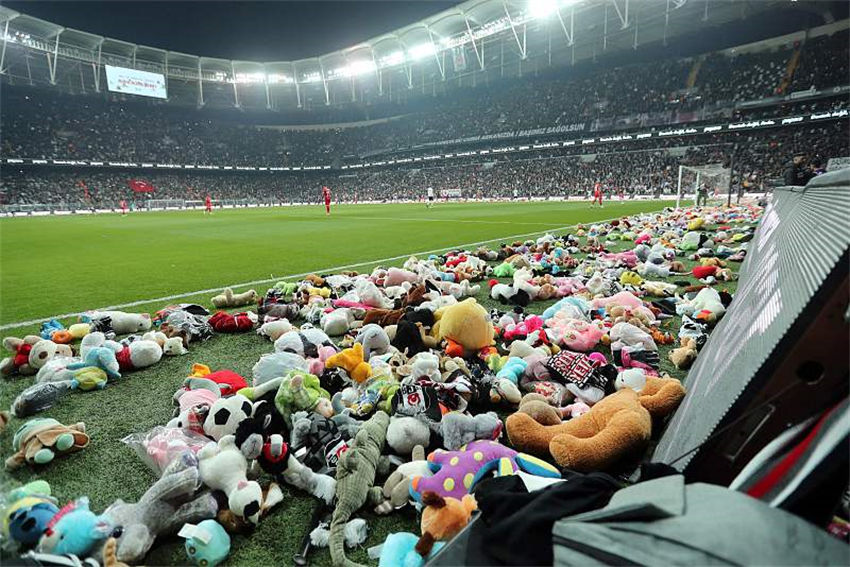 Campeonato Turco de Futebol lamenta crianças mortas em terremoto