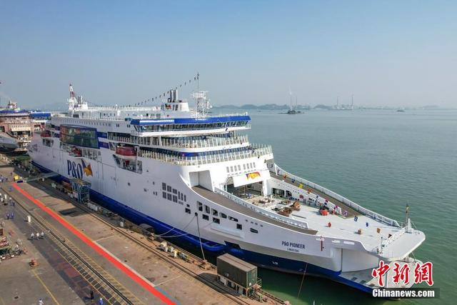 Navio cruzeiro de luxo inovador híbrido construído em Guangzhou prestes a partir para a Europa