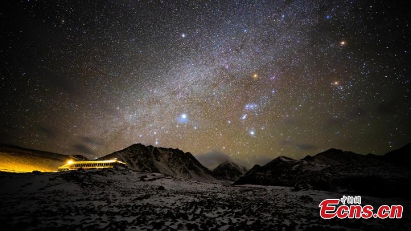 Galeria: céu estrelado sobre montanha em Gansu