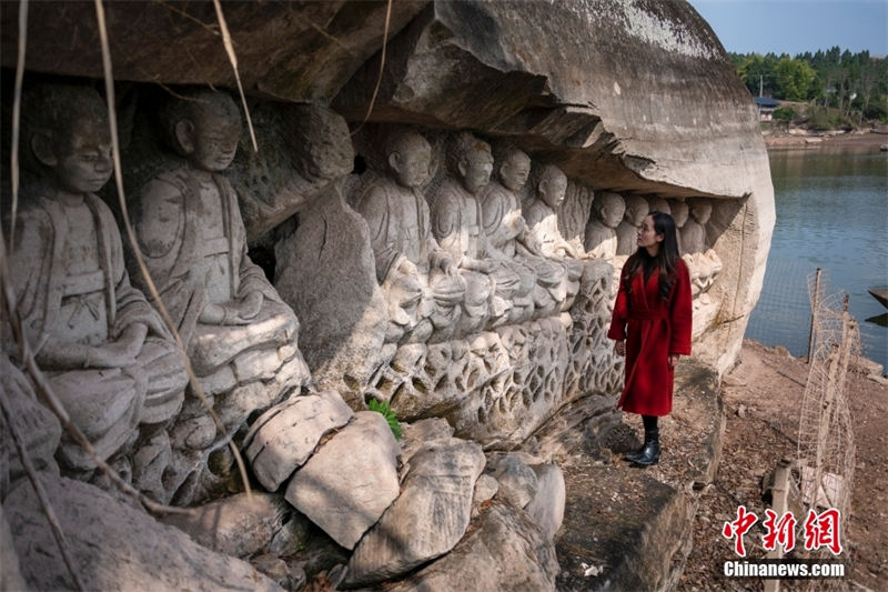 Sichuan: queda no nível das águas em reservatório revela grutas históricas