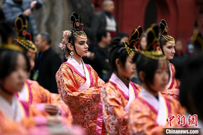 Alunos chineses e estrangeiros participam da cerimônia tradicional da maioridade em Sichuan