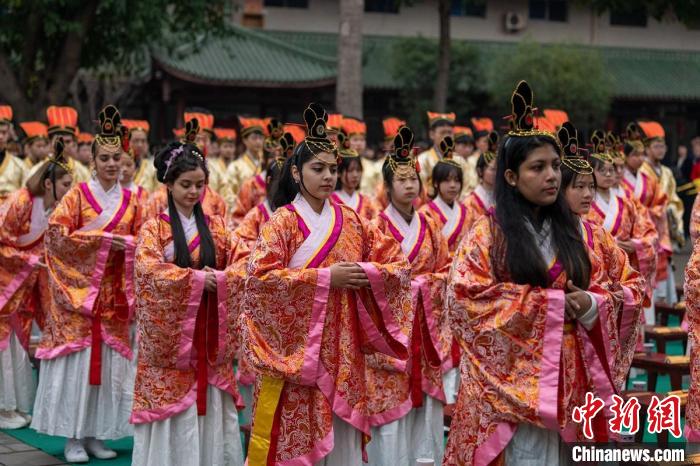 Alunos chineses e estrangeiros participam da cerimônia tradicional da maioridade em Sichuan