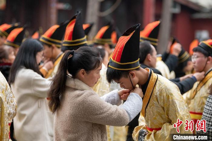 Alunos chineses e estrangeiros participam da cerimônia tradicional da maioridade em Sichuan