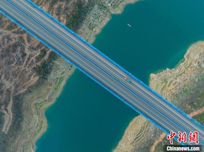 Galeria: ponte transfronteiriça sobre lago Kaizhou no sudoeste da China