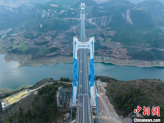 Galeria: ponte transfronteiriça sobre lago Kaizhou no sudoeste da China