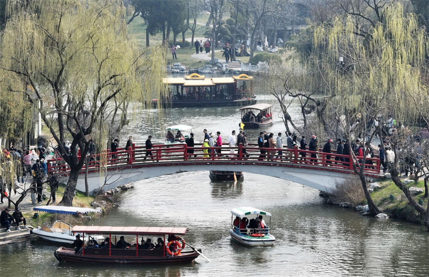Beleza do Slender West Lake atrai turistas no leste da China