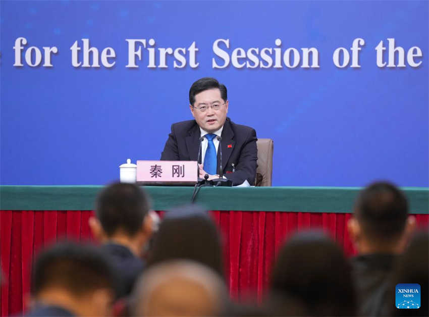 Chanceler chinês se reúne com imprensa sobre política e relações externas