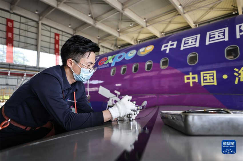 Avião com temática da Exposição Internacional de Produtos de Consumo da China recebe inspeção