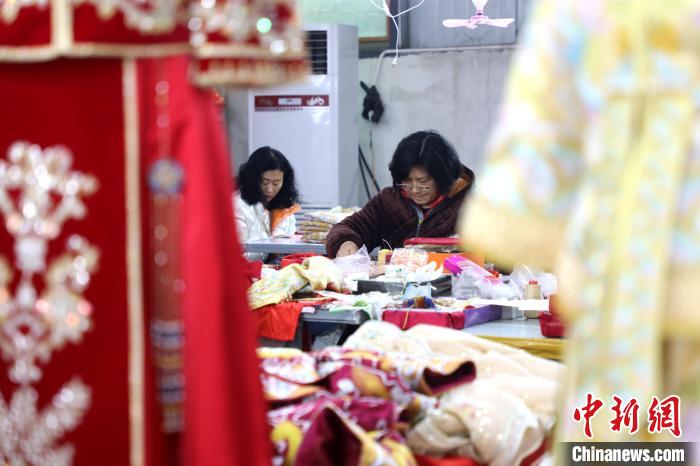 Bordados promovem aumento de renda das mulheres locais