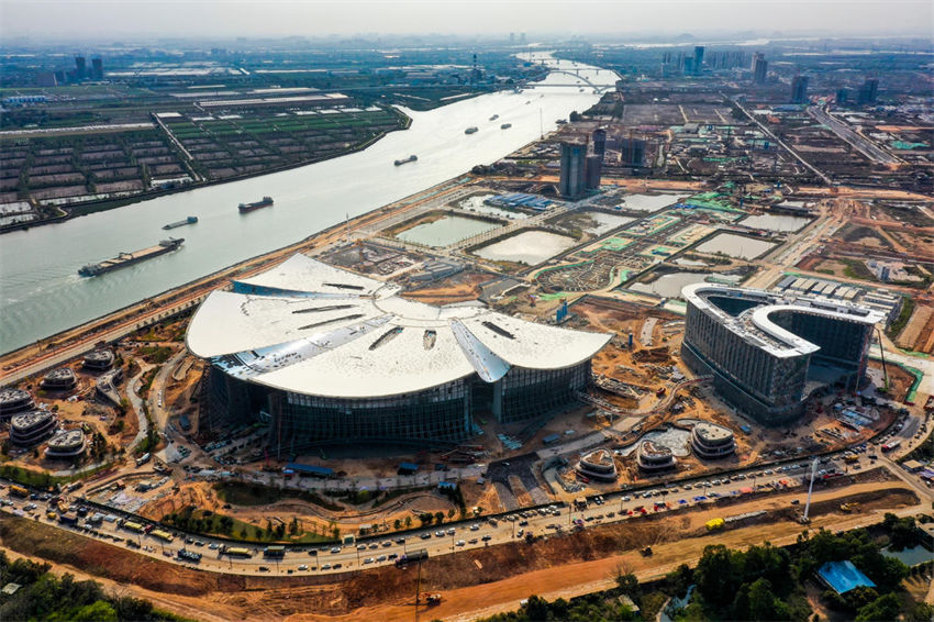 Construção do local do Fórum Internacional de Finanças decorre no sul da China