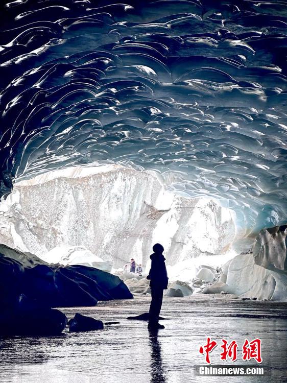 Grande caverna de gelo é descoberta no Tibete