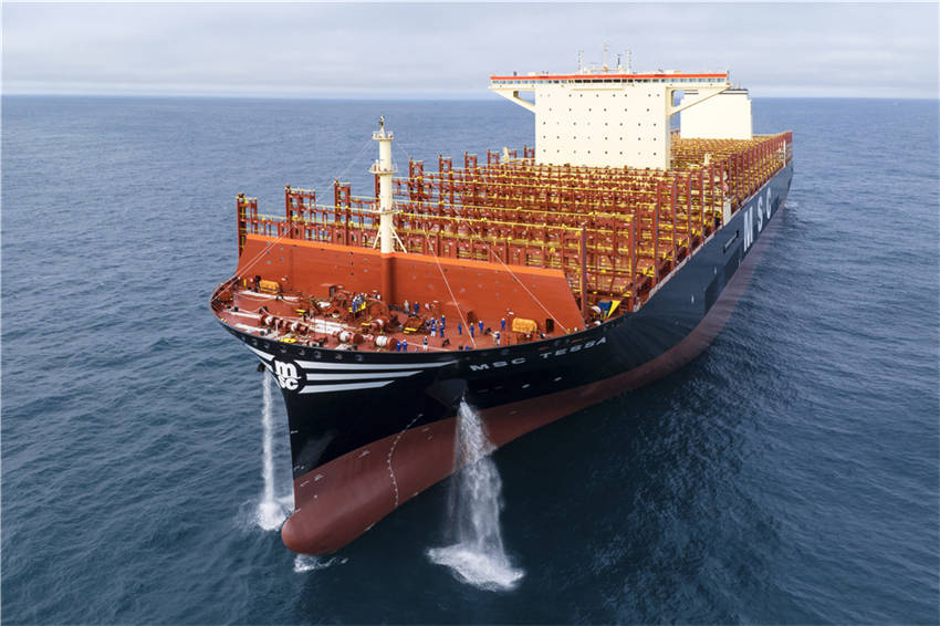 Maior navio porta-contêineres do mundo é entregue em Shanghai