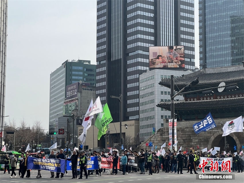 Grupos cívicos sul-coreanos realizam manifestação contra exercício militar