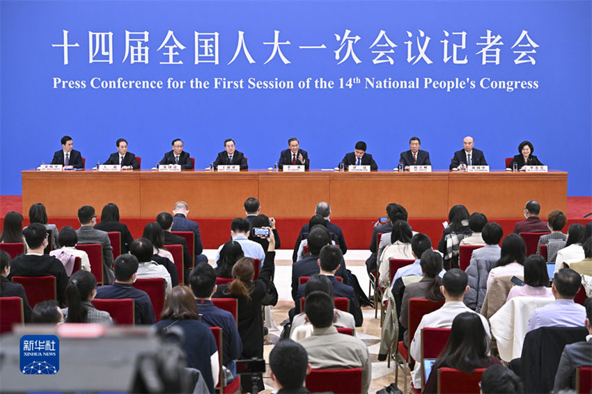 Premiê chinês reúne-se com imprensa após sessão legislativa anual