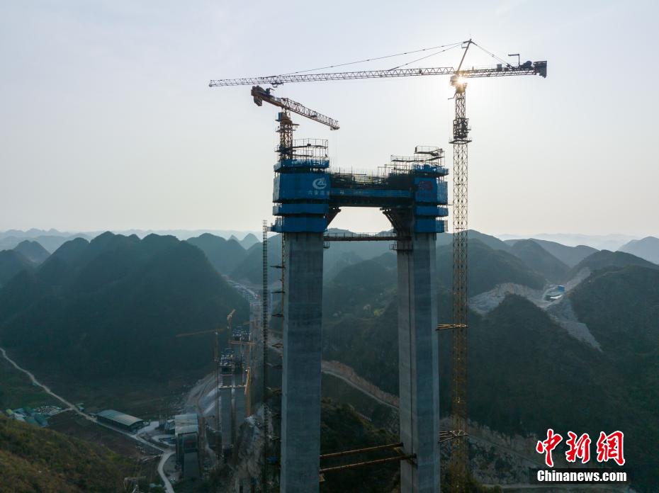 Ponte sobre Grand Canyon de Huajiang está em construção em Guizhou