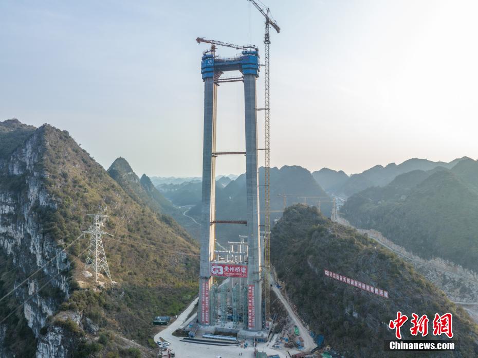 Ponte sobre Grand Canyon de Huajiang está em construção em Guizhou